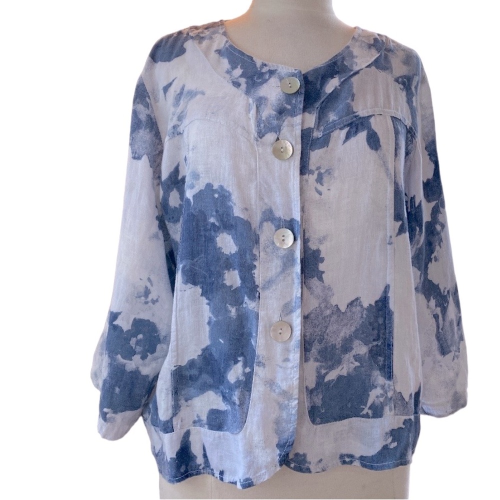 Lands Downunder button up jacket with 3/4 sleeves and notched cuffs, linen